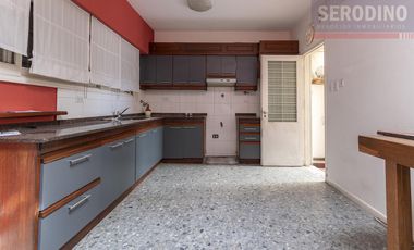 Hermoso chalet con amplio quincho y deck