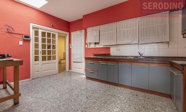 Hermoso chalet con amplio quincho y deck