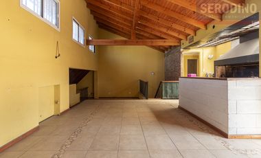 Hermoso chalet con amplio quincho y deck