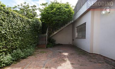 Hermoso chalet con amplio quincho y deck