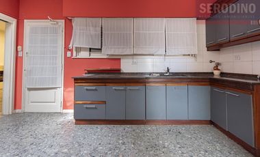 Hermoso chalet con amplio quincho y deck