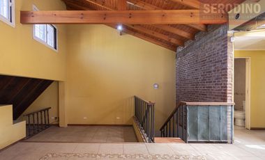 Hermoso chalet con amplio quincho y deck