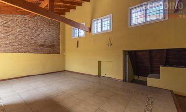 Hermoso chalet con amplio quincho y deck