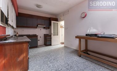 Hermoso chalet con amplio quincho y deck