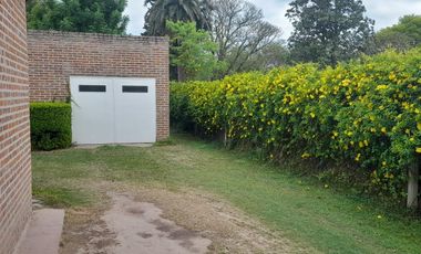 Casa de 2 dormitorios en Oliveros con gran terreno.