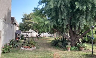 Casa de 2 dormitorios en Oliveros con gran terreno.
