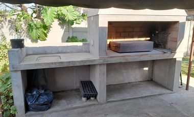 Casa de 2 dormitorios en Oliveros con gran terreno.