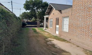 Casa de 2 dormitorios en Oliveros con gran terreno.