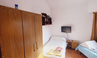 Casa de 2 dormitorios en Oliveros con gran terreno.