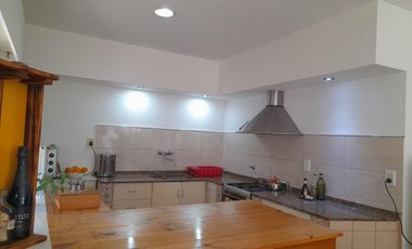 Casa de 2 dormitorios en Oliveros con gran terreno.