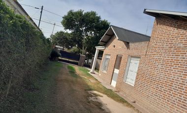 Casa de 2 dormitorios en Oliveros con gran terreno.