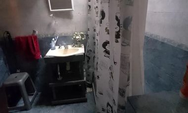 Venta Casa. 2 departamentos. Cochera descubierta para 2 autos. Parque.