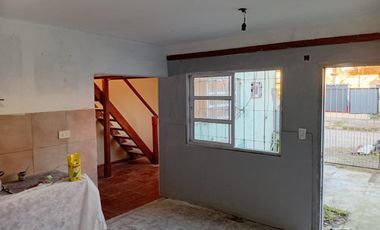 Venta Casa. 2 departamentos. Cochera descubierta para 2 autos. Parque.