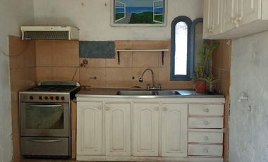 Venta Casa. 2 departamentos. Cochera descubierta para 2 autos. Parque.