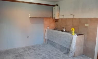 Venta Casa. 2 departamentos. Cochera descubierta para 2 autos. Parque.