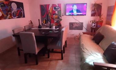 Venta Casa. 2 departamentos. Cochera descubierta para 2 autos. Parque.