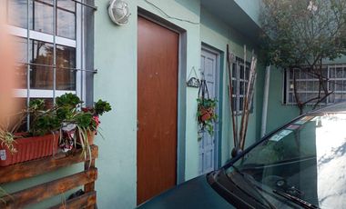 Venta Casa. 2 departamentos. Cochera descubierta para 2 autos. Parque.