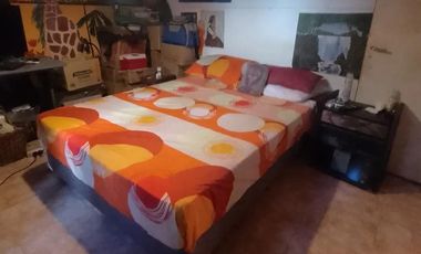 Venta Casa. 2 departamentos. Cochera descubierta para 2 autos. Parque.