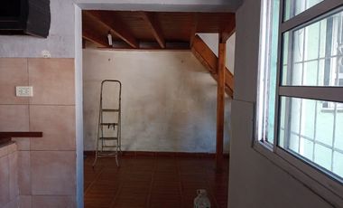 Venta Casa. 2 departamentos. Cochera descubierta para 2 autos. Parque.