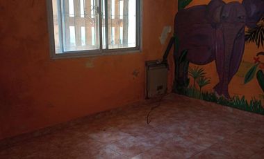 Venta Casa. 2 departamentos. Cochera descubierta para 2 autos. Parque.