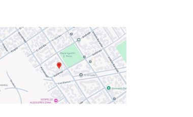 Venta Casa. 2 departamentos. Cochera descubierta para 2 autos. Parque.