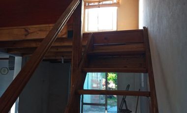 Venta Casa. 2 departamentos. Cochera descubierta para 2 autos. Parque.