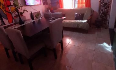 Venta Casa. 2 departamentos. Cochera descubierta para 2 autos. Parque.