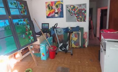 Venta Casa. 2 departamentos. Cochera descubierta para 2 autos. Parque.