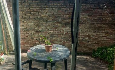 Venta Casa. 2 departamentos. Cochera descubierta para 2 autos. Parque.