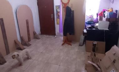 Venta Casa. 2 departamentos. Cochera descubierta para 2 autos. Parque.