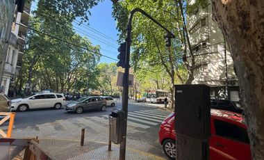 Sarmiento y Salguero, Excelente Local comercial Frente Plaza Almagro