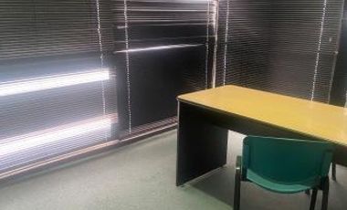 Oficina en  excelente esquina del centro de lomas