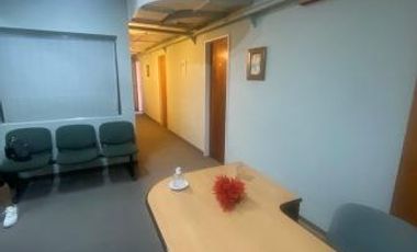 Oficina en  excelente esquina del centro de lomas