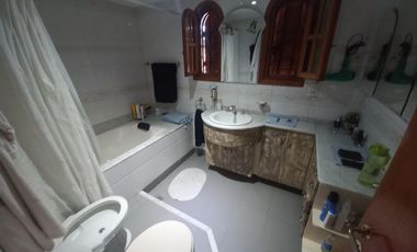 Casa en Lomas de Zamora este sobre lote de 338 2 totales con departamento de 3 amb independiente