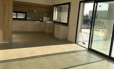 CASA EN VENTA  5 Amb -  LAGOS DE CANNING 1 - CANNING