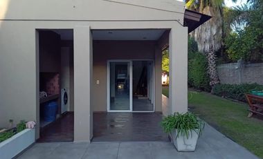 Casa en venta - 4 Dormitorios 4 Baños - 531,50mts2 - Merlo