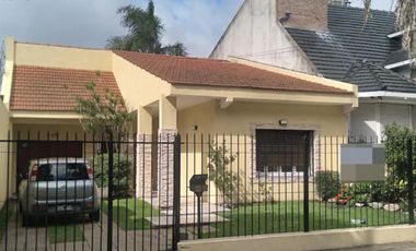 Casa en venta - 4 Dormitorios 4 Baños - 531,50mts2 - Merlo