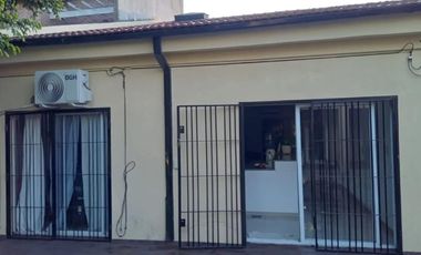 Casa en venta - 4 Dormitorios 4 Baños - 531,50mts2 - Merlo