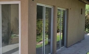 Casa en venta - 4 Dormitorios 4 Baños - 531,50mts2 - Merlo