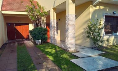 Casa en venta - 4 Dormitorios 4 Baños - 531,50mts2 - Merlo