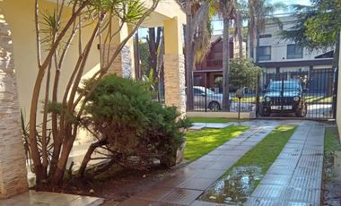 Casa en venta - 4 Dormitorios 4 Baños - 531,50mts2 - Merlo