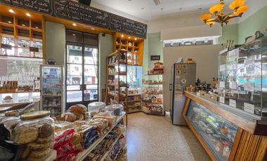 Casona comercial en esquina con local gastronómico y oficina en PA