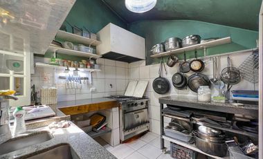 Casona comercial en esquina con local gastronómico y oficina en PA
