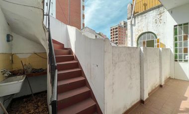 Casona comercial en esquina con local gastronómico y oficina en PA