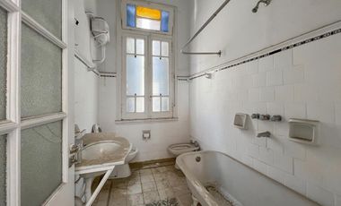 Casona comercial en esquina con local gastronómico y oficina en PA