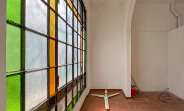 Casona comercial en esquina con local gastronómico y oficina en PA