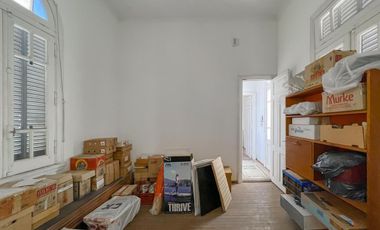 Casona comercial en esquina con local gastronómico y oficina en PA