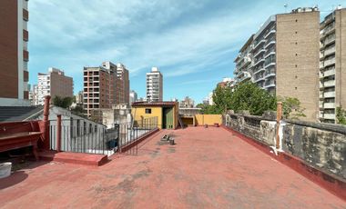 Casona comercial en esquina con local gastronómico y oficina en PA