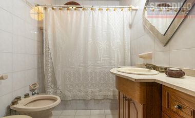 Casa en  Barrio Parque Bernal