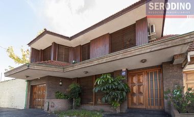 Casa en  Barrio Parque Bernal